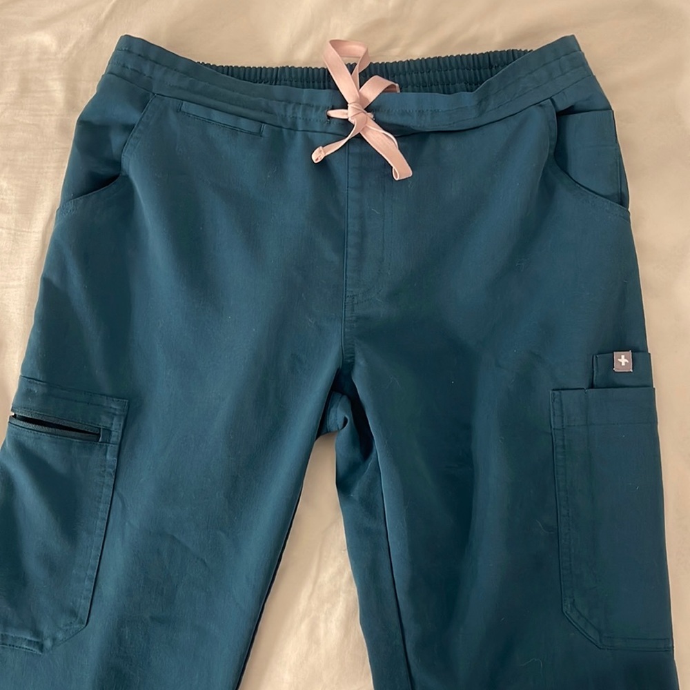Carribean blue figs scrub pant